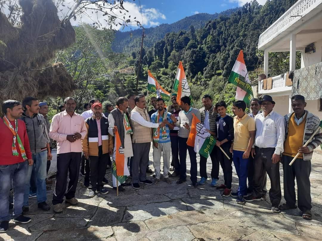 उत्‍तराखंड न्यूज़ : प्रतापनगर के पूर्व विधायक विक्रम सिंह नेगी ने शुरू किया पट्टी उपलि रमोली में घर घर जनसंपर्क।