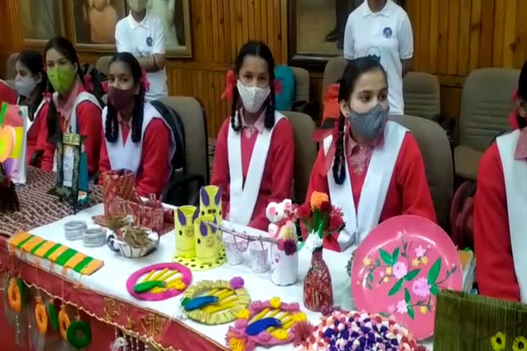उत्तराखंड मसूरी न्यूज़ : मसूरी में छात्रों ने बेकार सामग्री से बनाई कलाकृतियां, लोगों ने की तारीफ