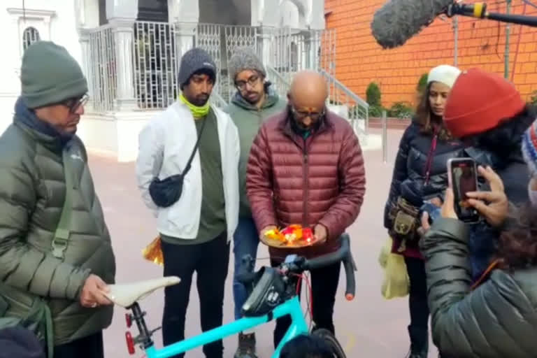 उत्‍तराखंड न्यूज़ : संगीत निर्देशक शांतनु मोइत्रा ने गंगोत्री से शुरू की साइकिल यात्रा, बनाएंगे 'सॉन्ग ऑफ रिवर'