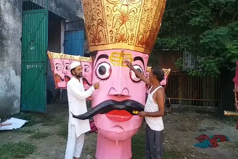 उत्‍तराखंड न्यूज़ : मुस्लिम परिवार सालों से निभा रहे है दशहरे पर पुतला बनाने की परंपरा, भाईचारे का संदेश दिया