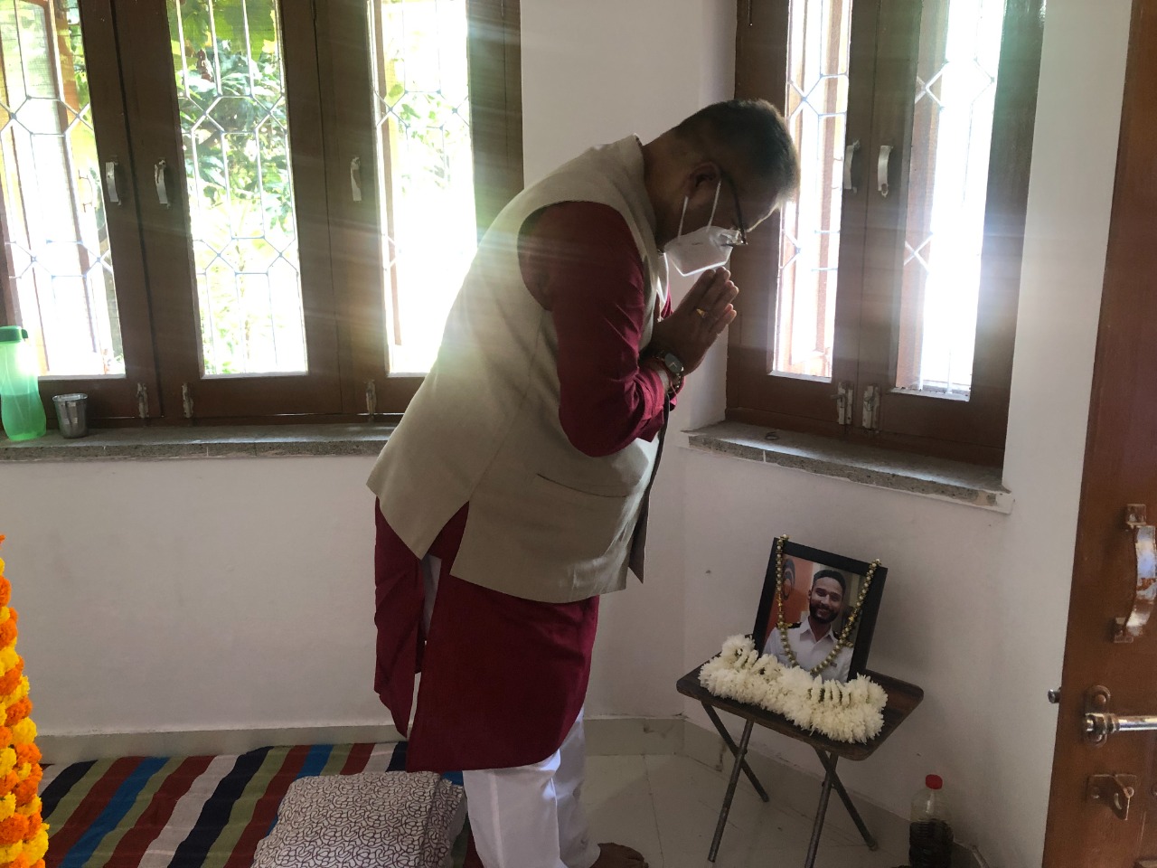 उत्तराखंड देहरादून ब्रेकिंग न्यूज़ : शहीद लेफ्टिनेंट कमाण्डर अनंत कुकरेती को पुष्पांजलि अर्पित करते सैनिक कल्याण मंत्री गणेश जोशी।