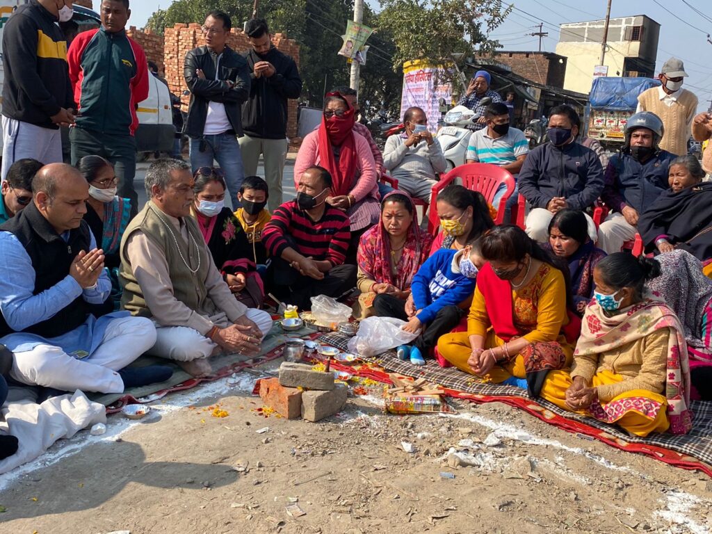 उत्‍तराखंड न्यूज़ : आतंकवादी हमले में शहीद हुए जीत बहादुर थापा के नाम से आज बंजारावाला के टीकाराम चौक में भव्य द्वार का शिलान्यास भाजपा नेता बीर सिंह पंवार के द्वारा किया गया
