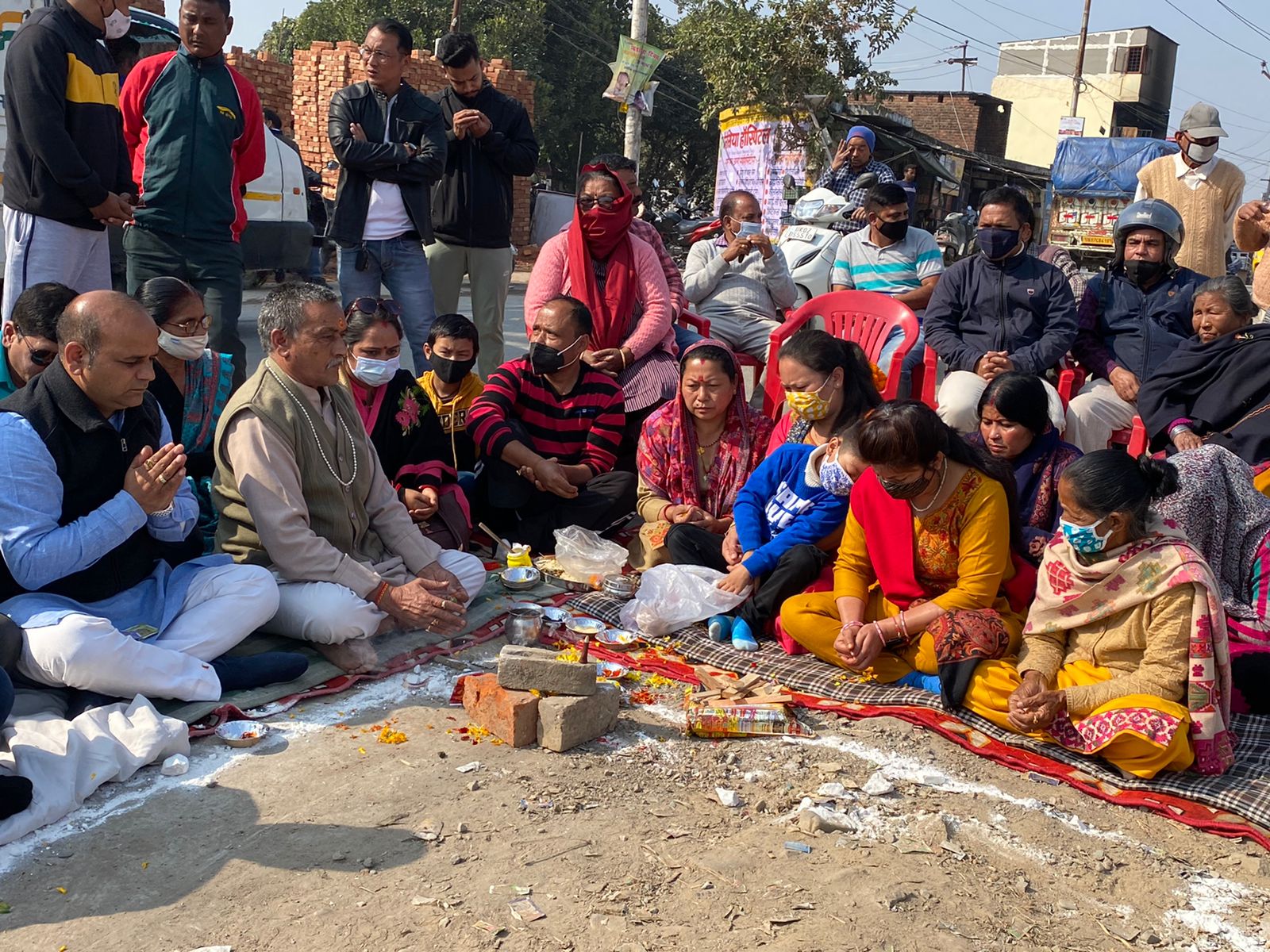 उत्‍तराखंड न्यूज़ : बारामुला में आतंकवादी हमले में शहीद हुए जीत बहादुर थापा के नाम से आज बंजारावाला के टीकाराम चौक में भव्य द्वार का शिलान्यास भाजपा नेता बीर सिंह पंवार के द्वारा किया गया