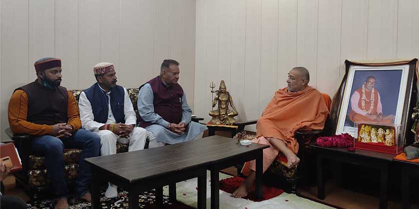 Cabinet Minister Ganesh Joshi meeting Swami Avdheshanand, Shankaracharya Rajarajeshwara Ashram and newly appointed President of Akhara Parishad Ravindrapuri in Haridwar.
