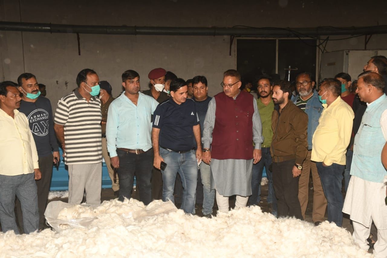 उत्‍तराखंड ब्रेकिंग न्यूज़ : हरिद्वार के सिडकुल स्थित ऐलपस इंडस्ट्री लिमिटेड में आगजनी की घटना का निरीक्षण करते औद्योगिक विकास मंत्री गणेश जोशी।