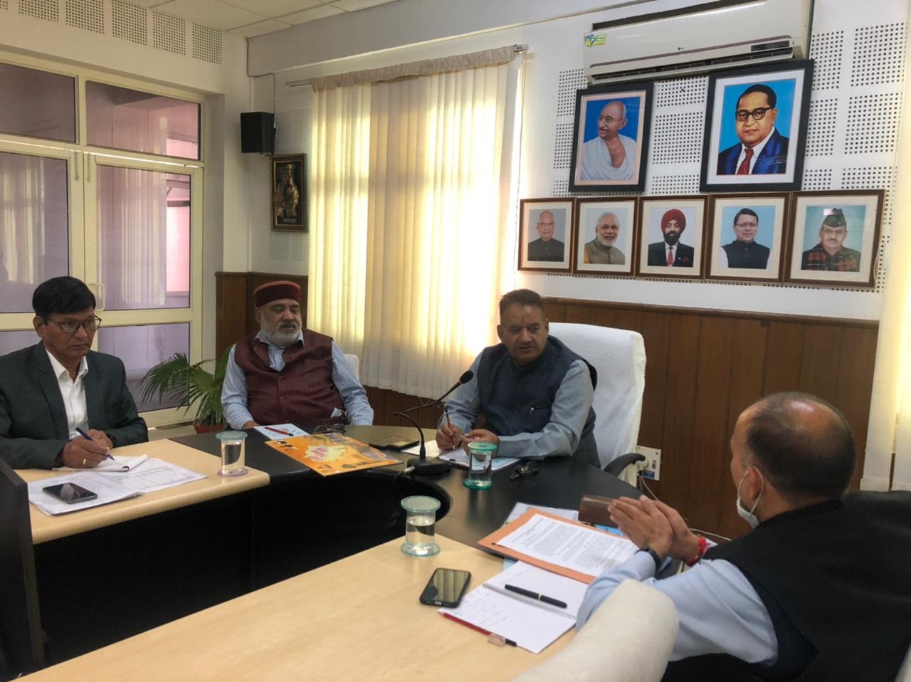 उत्‍तराखंड ब्रेकिंग न्यूज़ : शहीद सम्मान यात्रा के आयोजन के संबंध में सैनिक कल्याण मंत्री ने की समीक्षा बैठक।