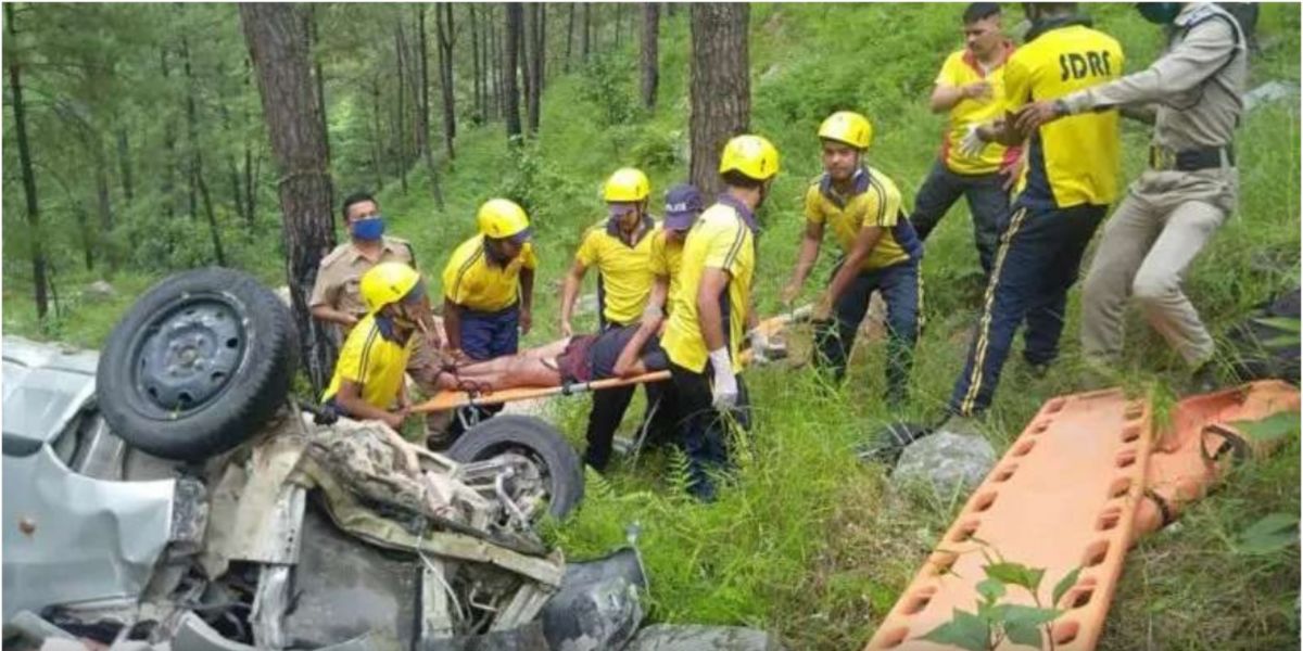 उत्‍तराखंड न्यूज़ : पिथौरागढ़ में कार खाई में गिरी , हादसे में शिक्षक दंपत्ति व बेटे की मौत