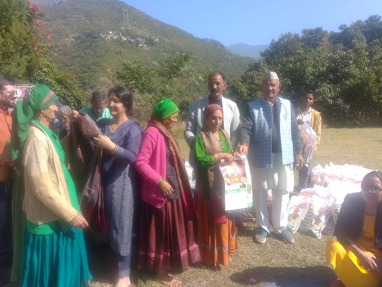 उत्‍तराखंड न्यूज़ : भैया दूज के शुभ अवसर पर ब्लॉक कांग्रेस कमेटी नैनबाग इकाई द्वारा महिलाओं का सम्मान समारोह