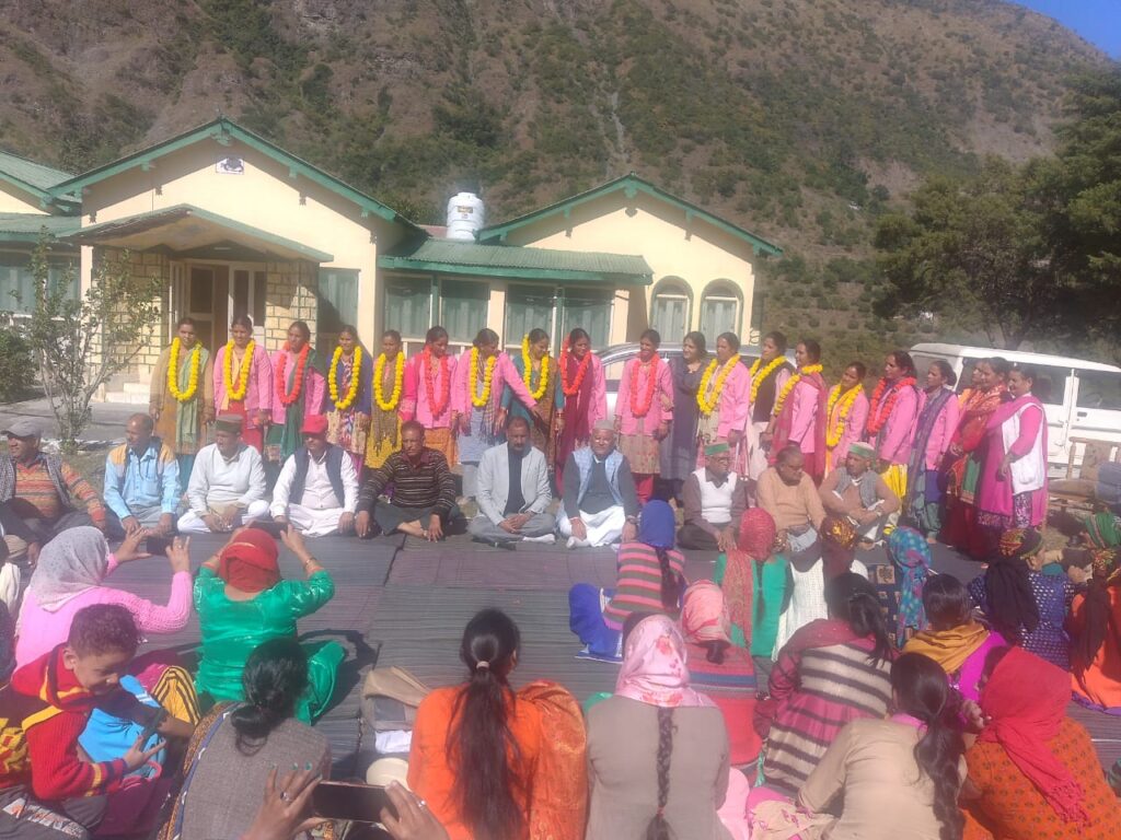 उत्‍तराखंड न्यूज़ : भैया दूज के शुभ अवसर पर ब्लॉक कांग्रेस कमेटी नैनबाग इकाई द्वारा महिलाओं का सम्मान समारोह