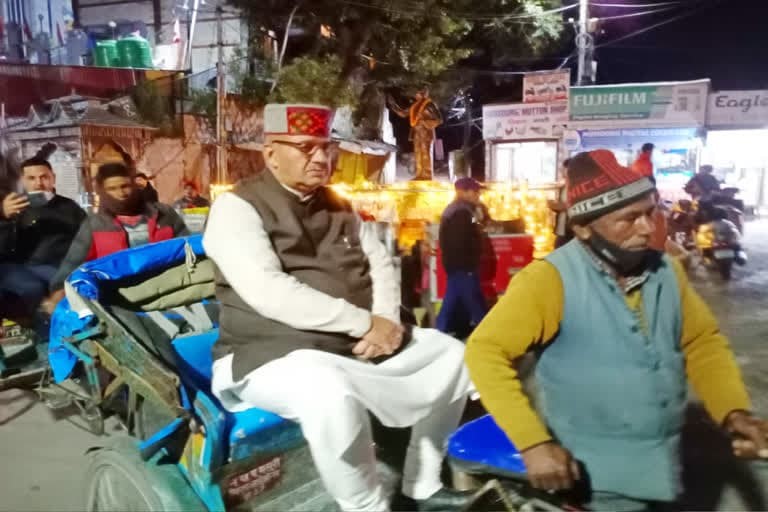 उत्‍तराखंड न्यूज़ : कैबिनेट मंत्री गणेश जोशी जब रिक्शे पर सवार होकर निकले , पढ़ाया ट्रैफिक नियमों का पाठ, लिया मैगी का लुत्फ