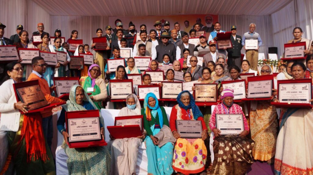 उत्तराखंड न्यूज़ : शहीद परिवारों को सैनिक कल्याण मंत्री गणेश जोशी ने सम्मानित किया और शहीदों को श्रद्धांजलि दी