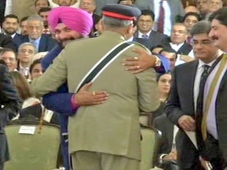 करतारपुर में पिछली बार बाजवा को गले लगाने वाले सिद्धू ने इमरान खान को बताया बड़ा भाई, BJP ने घेरा