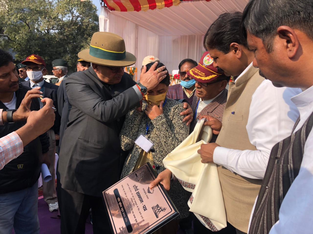 उत्‍तराखंड न्यूज़ : शहीद परिवारों को सैनिक कल्याण मंत्री गणेश जोशी ने सम्मानित किया और शहीदों को श्रद्धांजलि दी