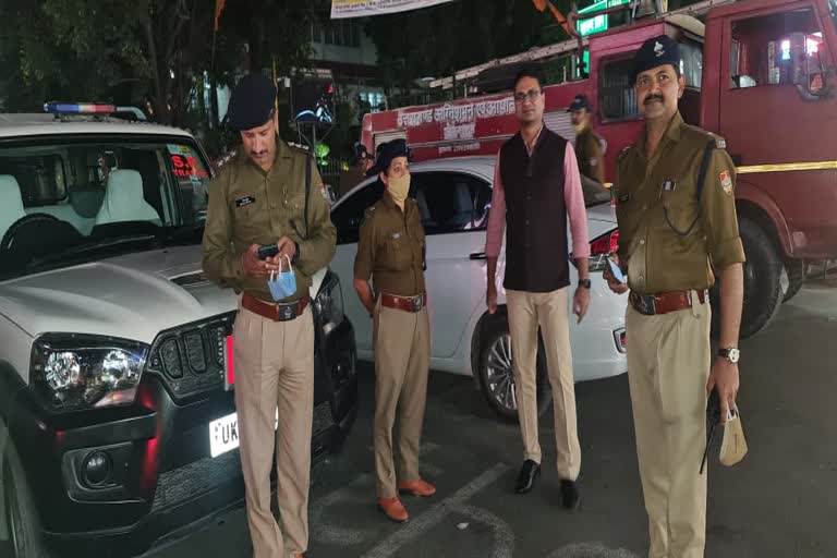 उत्‍तराखंड न्यूज़ देहरादून : त्योहार पर पुलिस का ट्रैफिक प्लान सफल रहा , नो-पार्किंग में खड़े वाहनों पर हुई कार्रवाई