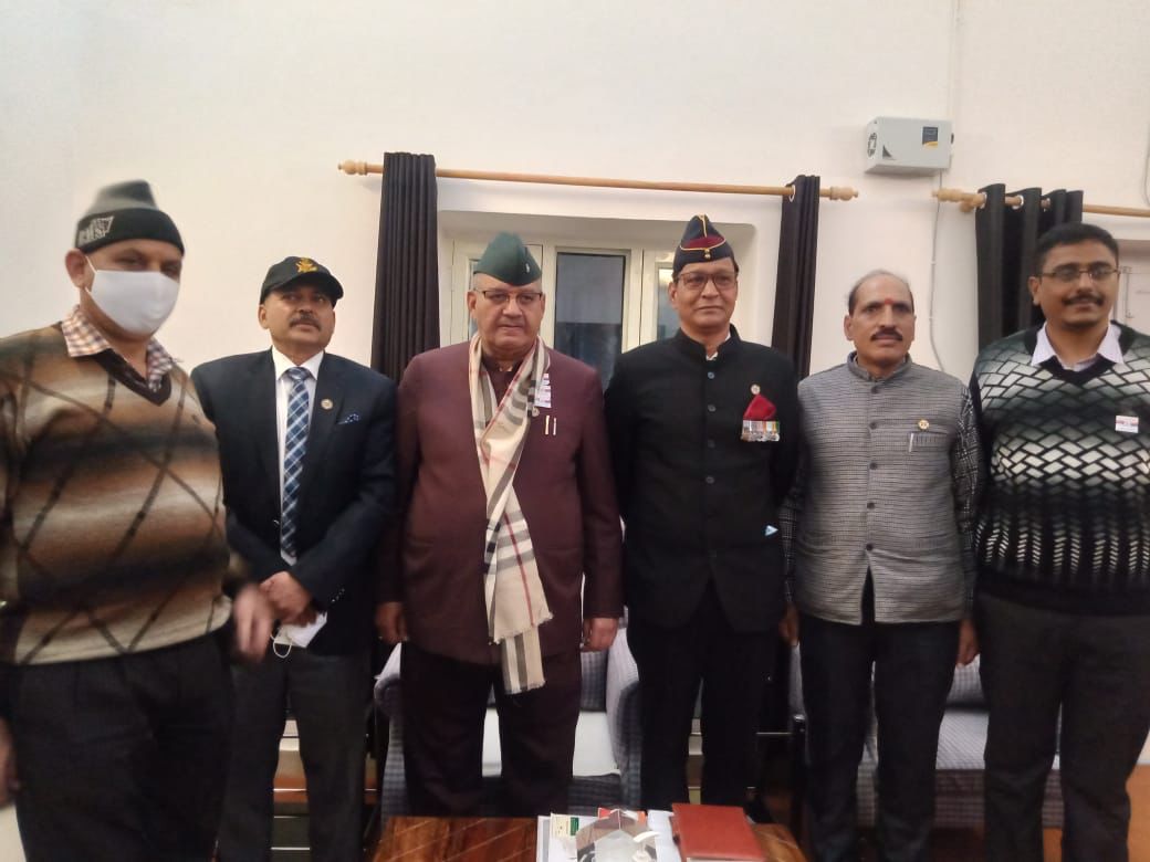 उत्‍तराखंड ब्रेकिंग न्यूज़ : सशस्त्र सेना झंडा दिवस के अवसर पर सैनिक कल्याण मंत्री गणेश जोशी को झंडा लगाते सैनिक कल्याण निदेशक।