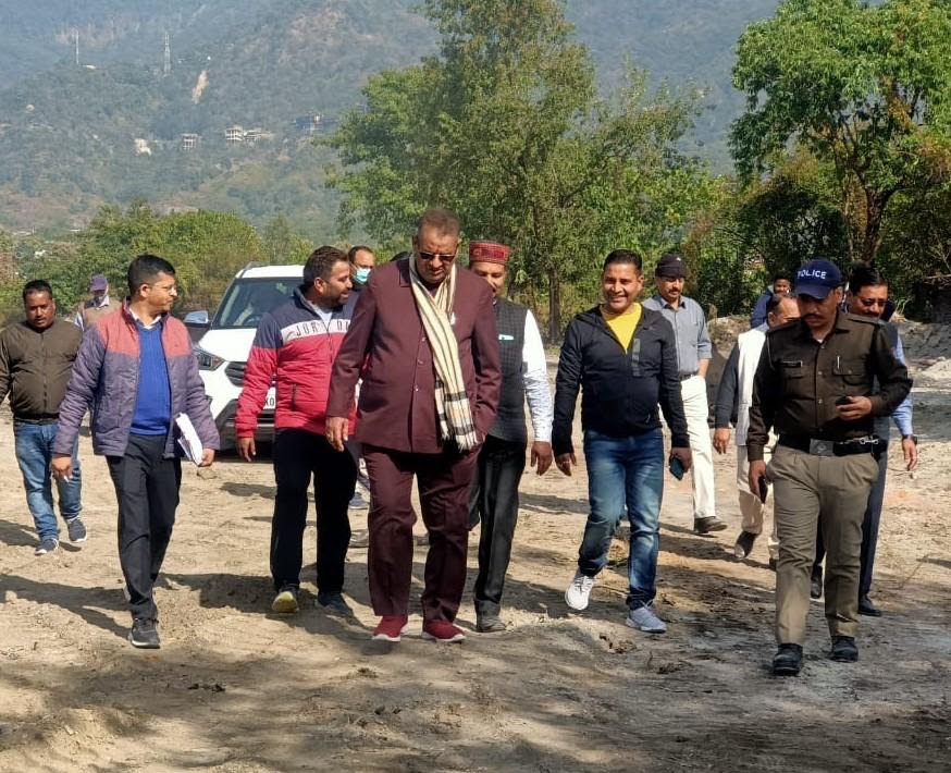 उत्‍तराखंड ब्रेकिंग न्यूज़ : रक्षा मंत्री के कार्यक्रम की तैयारियों का जायजा लेने ‘‘सैन्यधाम’’ पहुंचे सैनिक कल्याण मंत्री गणेश जोशी।