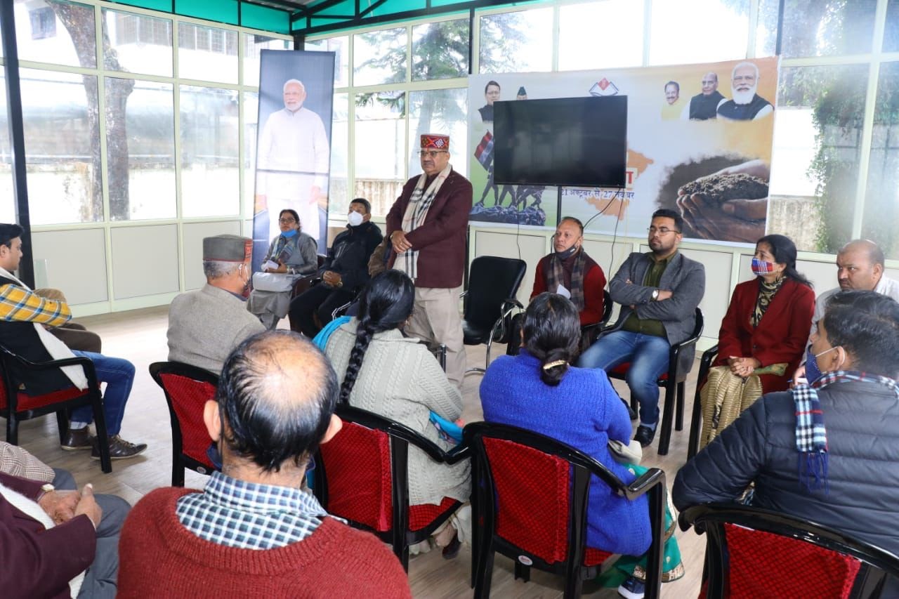 उत्‍तराखंड ब्रेकिंग न्यूज़ : कार्यकर्ताओं संग ‘‘विजय संकल्प यात्रा’’ की तैयारियों की समीक्षा करते कैबिनेट मंत्री गणेश जोशी।