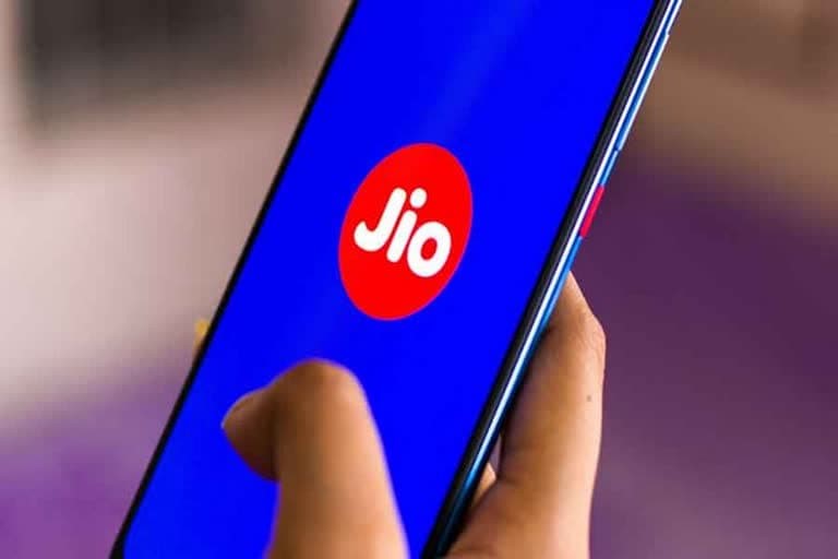 Jio टैरिफ में बढ़ोतरी: आज से महंगी हो जाएंगी मोबाइल सेवाएं
