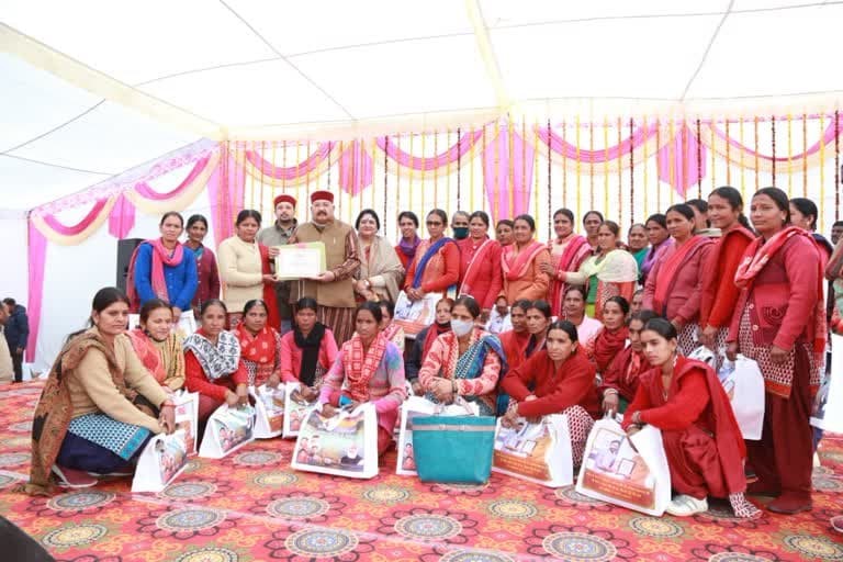 उत्‍तराखंड न्यूज़ : पर्यटन मंत्री एवं क्षेत्रीय विधायक सतपाल महाराज ने दी पोखरा प्रखंड के लोगों को विकास की सौगात , महिलाओं को किया सम्मानित