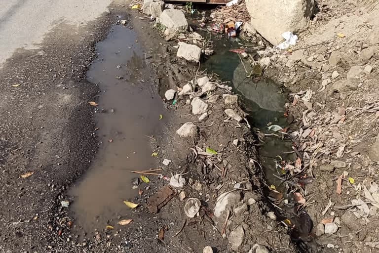 उत्‍तराखंड न्यूज़ थराली : नालियों से पानी निकासी की व्यवस्था नहीं होने से लोग परेशान