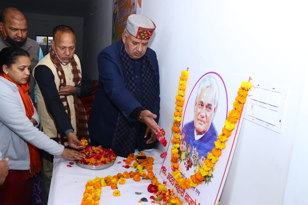 Tribute paid to Atal in BJP Shridev Suman Nagar Mandal, Cabinet Minister Ganesh Joshi attended