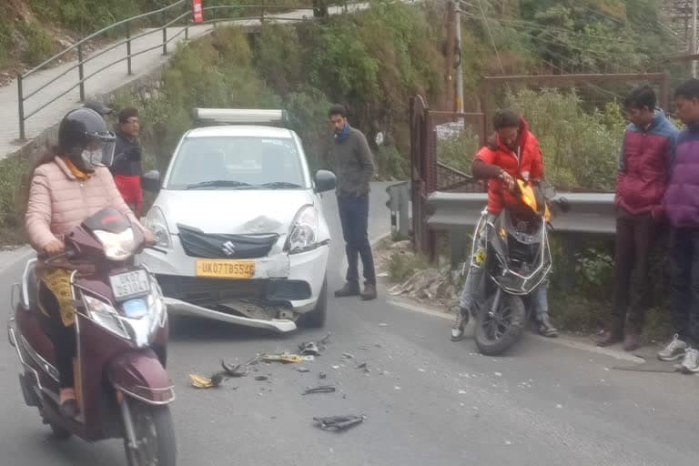 उत्‍तराखंड न्यूज़ : मसूरी-देहरादून मार्ग पर एक स्कूटी अनियंत्रित होकर सामने से आ रही कार से जा टकराई , एक घायल