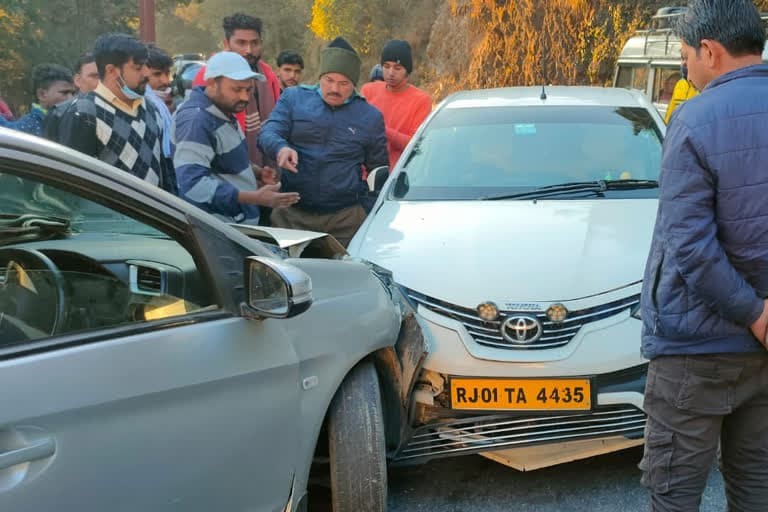 उत्‍तराखंड न्यूज़ : मसूरी-देहरादून रोड पर दो कारों की आमने-सामने टक्कर , परखच्चे उड़े