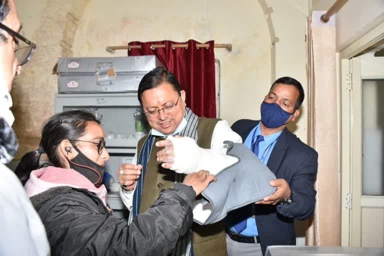 उत्‍तराखंड न्यूज़ : मैच का साइड इफेक्ट कल 14 रन बनाकर नाबाद रहे सीएम धामी, आज हाथ पर चढ़ा प्लास्टर