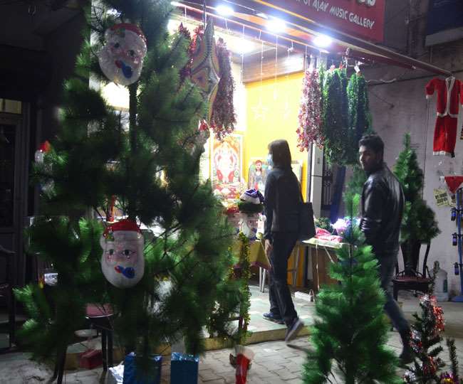 उत्‍तराखंड न्यूज़ : क्रिसमस सेलिब्रेशन के लिए पूरी तरह तैयार दून-मसूरी, रंग-बिरंगी रोशनी से सजे चर्च तस्वीरों में देखें खूबसूरती