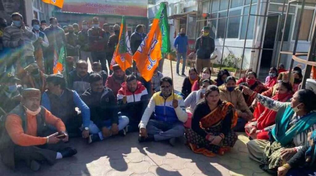 उत्‍तराखंड ब्रेकिंग न्यूज़ : उत्तराखंड बीजेपी विधायक काऊ के खिलाफ धरने पर बैठे बीजेपी के कई नेता, ये गंभीर आरोप लगाए