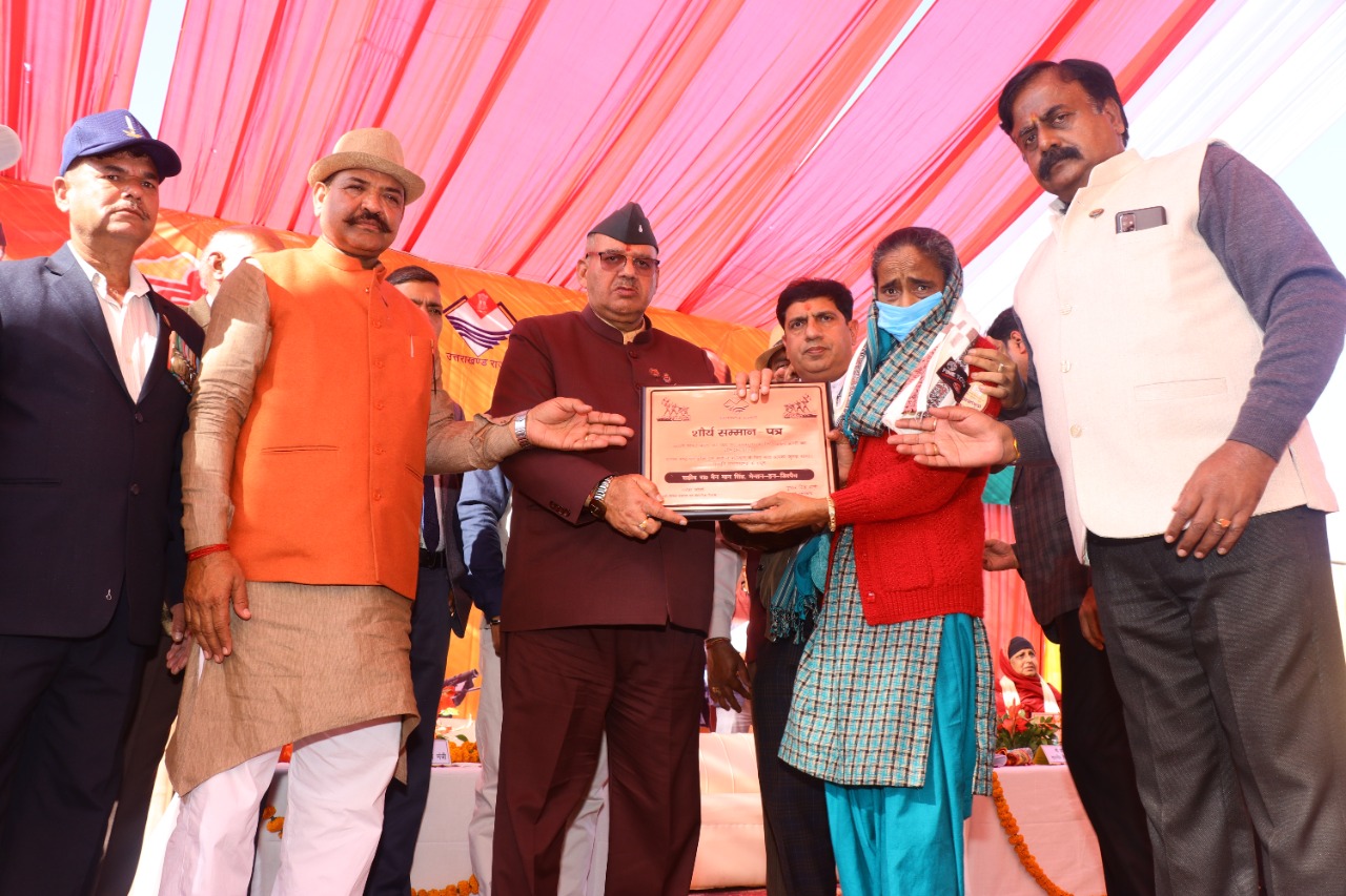उत्‍तराखंड ब्रेकिंग न्यूज़ : शहीद सम्मान यात्रा के दौरान रूड़की में शहीदों के परिजनों को सम्मानित करते काबीना मंत्री गणेश जोशी।