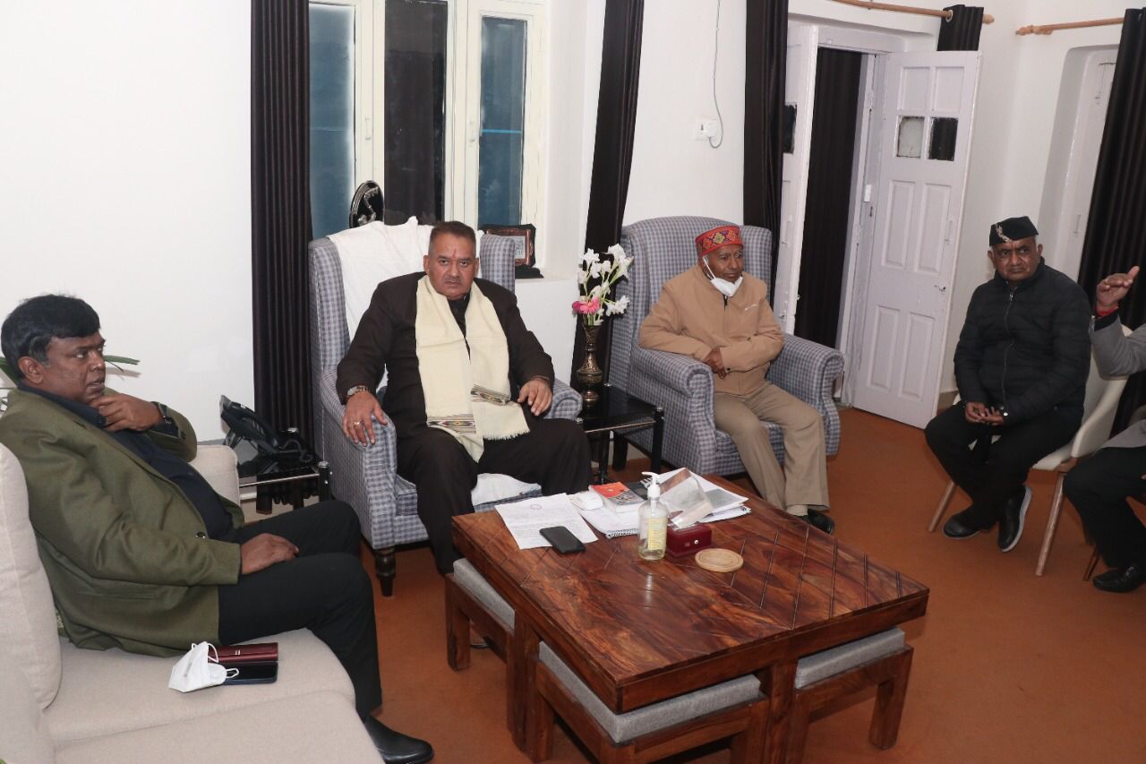 उत्‍तराखंड न्यूज़ : "वन टाइम सेटेलमेंट" योजना के क्रियान्वयन मैं आ रही दिक्कतों के समाधान के लिए एमडीडीए अधिकारियों को आवश्यक दिशा निर्देश देते कैबिनेट मंत्री गणेश जोशी।