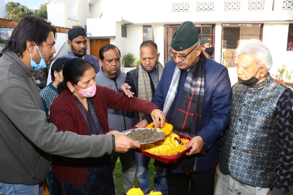 उत्‍तराखंड न्यूज़ : सैन्यधाम निर्माण हेतु देहरादून के शहीद मेजर भूपेन्द्र कण्डारी, मेजर विभूति ढ़ौडियाल एवं नायक मोहन सिंह के आंगन की पवित्र माटी एकत्र करते सैनिक कल्याण मंत्री गणेश जोशी।