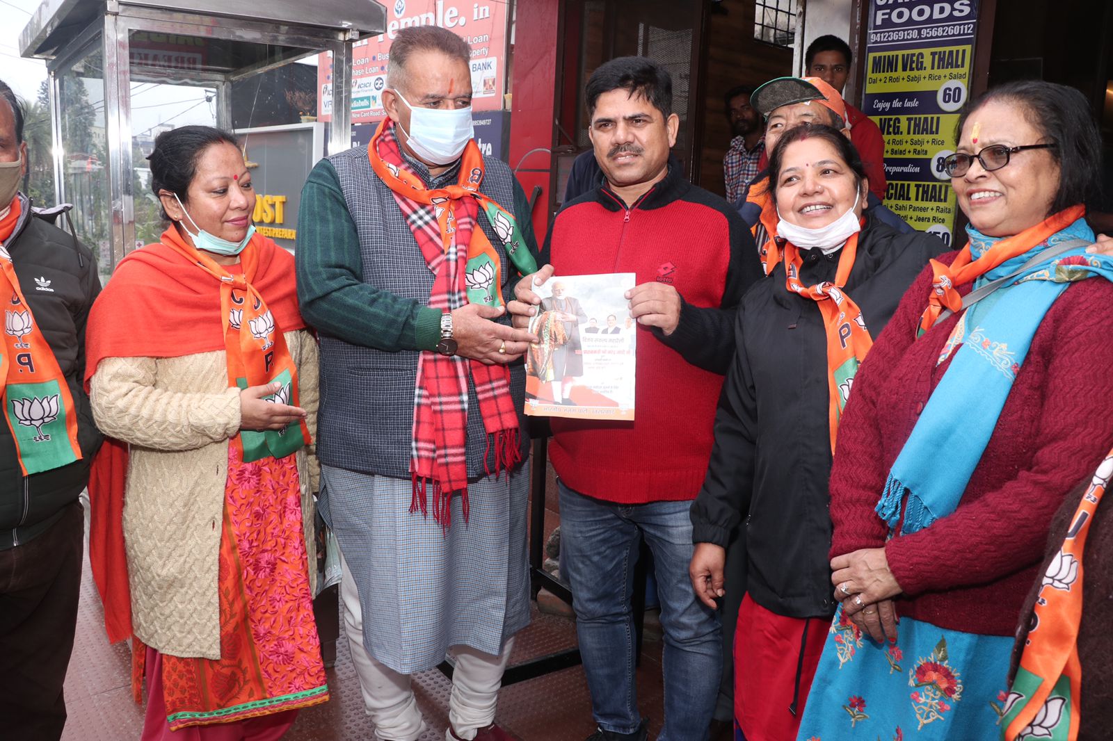उत्‍तराखंड न्यूज़ : प्रधानमंत्री नरेंद्र मोदी के कार्यक्रम हेतु आमंत्रण पत्र देते कैबिनेट मंत्री गणेश जोशी