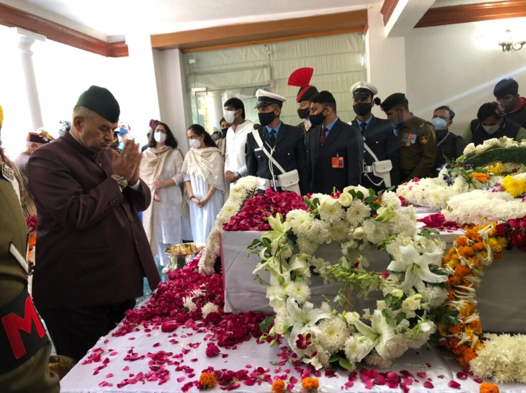 सीडीएस जनरल विपिन रावत, एवं उनकी पत्नी को श्रृद्धासुमन अर्पित करते सैनिक कल्याण मंत्री गणेश जोशी।