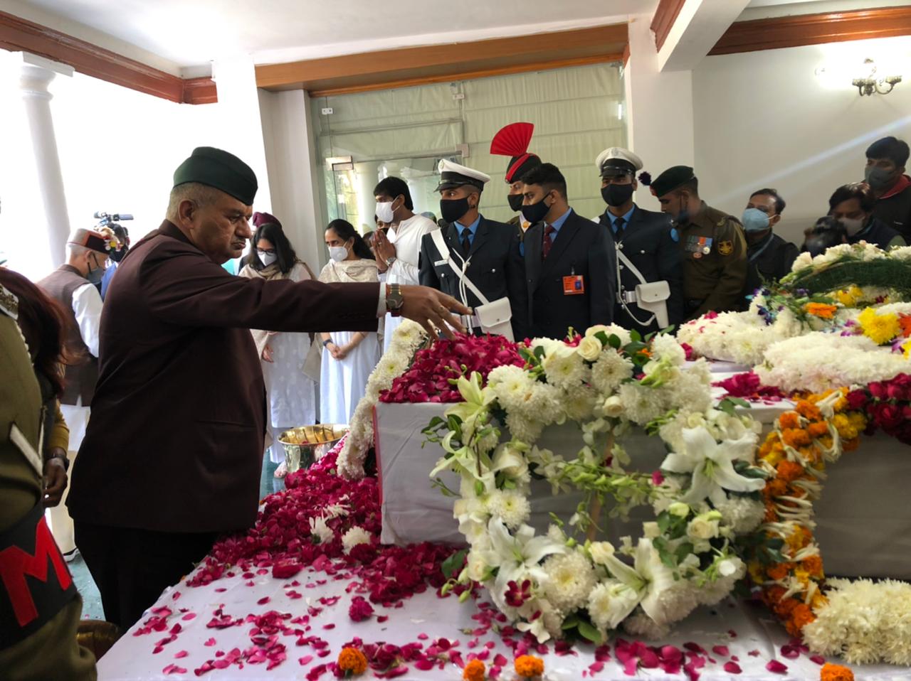 सीडीएस जनरल विपिन रावत, एवं उनकी पत्नी को श्रृद्धासुमन अर्पित करते सैनिक कल्याण मंत्री गणेश जोशी।