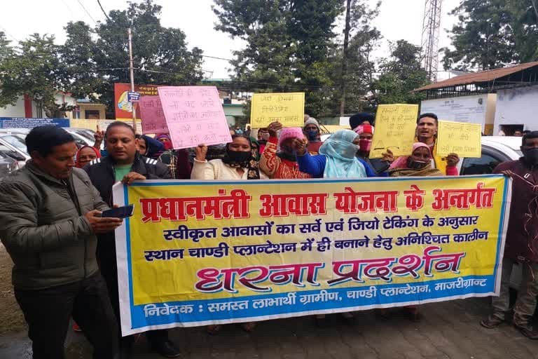 उत्‍तराखंड न्यूज़ डोईवाला : गांव शेरगढ़ के ग्रामीणों ने प्रखंड कार्यालय पर धरना दिया, बेघर करने पर दी चेतावनी