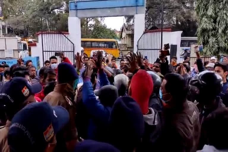 उत्‍तराखंड न्यूज़ : हरियाणा के पर्यटक ने स्थानीय युवक को मारा थप्पड़, 150 लोगों ने कोतवाली का घेराव किया