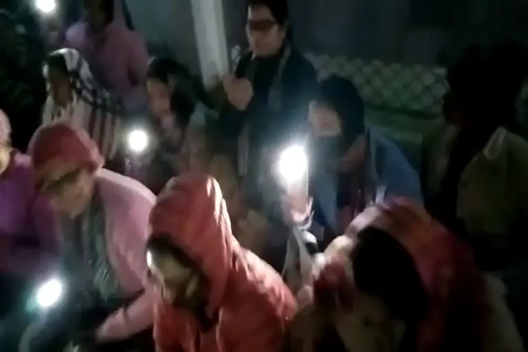 उत्‍तराखंड न्यूज़ : स्वास्थ्य मंत्री के आवास के बाहर एनएचएम कर्मियों का धरना, हरियाणा की तर्ज पर वेतन की मांग