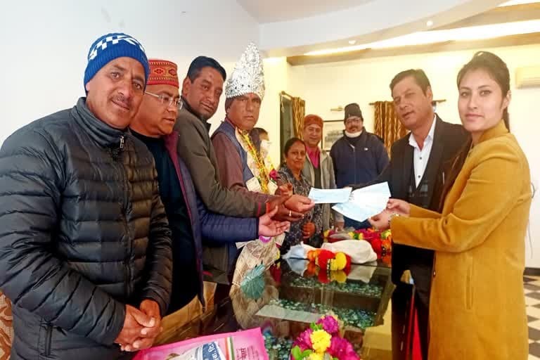उत्‍तराखंड न्यूज़ : मां पार्वती मंदिर गनहिल के अध्यक्ष को पहनाया चांदी का ताज, कलाकारों को दिया 5-5 हजार रुपए का चेक