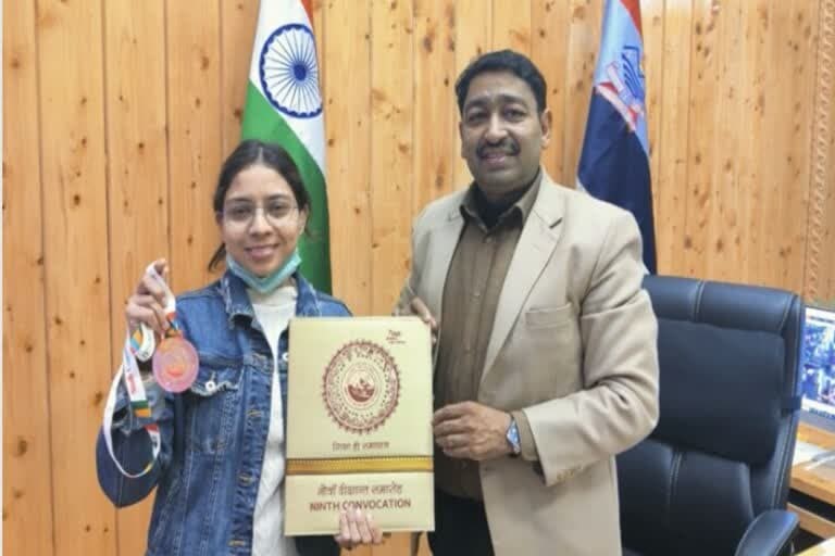 उत्‍तराखंड न्यूज़ : डीजीपी अशोक कुमार ने एलएलएम गोल्ड मेडलिस्ट श्रेया रावत को बधाई दी