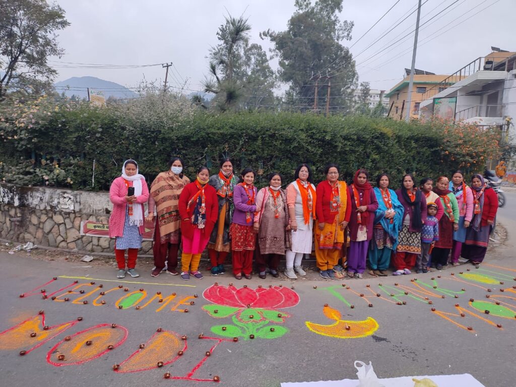 उत्तराखंड न्यूज़ : मोदी के रंग में रंगा देहरादून , रायपुर विधानसभा क्षेत्र तपोवन में मंडल महिला मोर्चा अध्यक्ष गीता पंत पुरोहित ने अपनी महिला मोर्चा की टीम के साथ बनाई रंगोली