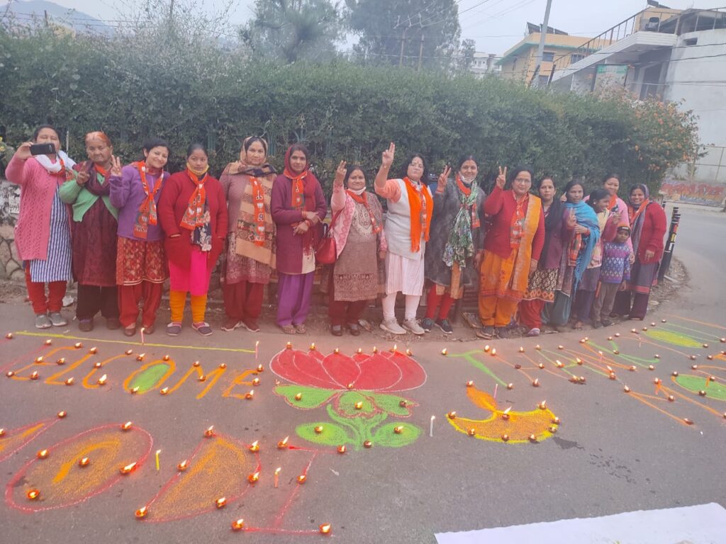 उत्तराखंड न्यूज़ : मोदी के रंग में रंगा देहरादून , रायपुर विधानसभा क्षेत्र तपोवन में मंडल महिला मोर्चा अध्यक्ष गीता पंत पुरोहित ने अपनी महिला मोर्चा की टीम के साथ बनाई रंगोली