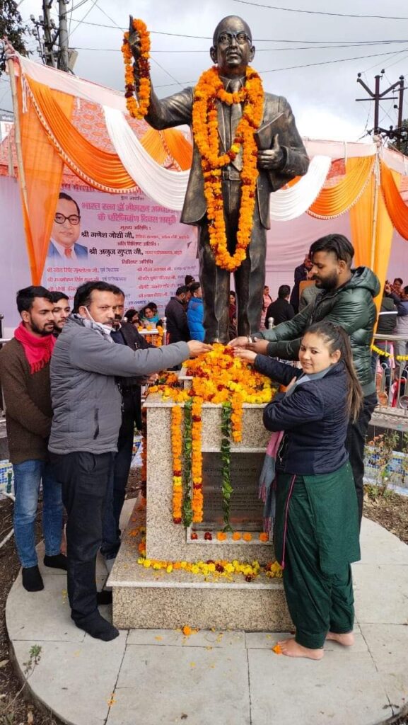 मंडल अध्यक्ष मोहन पेटवाल ने अम्बेडकर चौक मसूरी में डॉ. अंबेडकर को दी श्रद्धांजलि