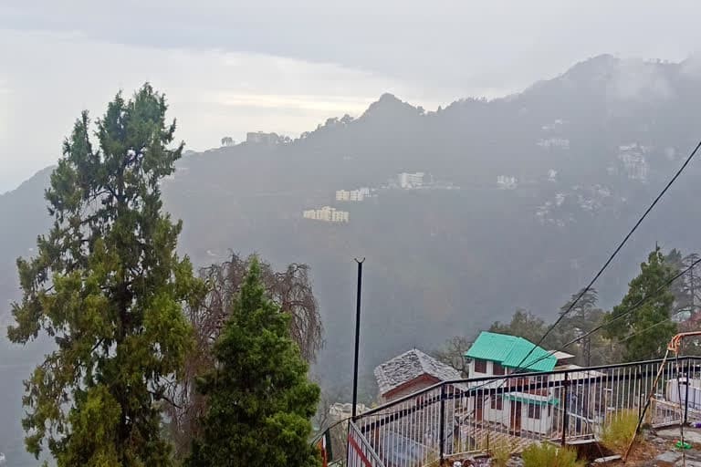उत्‍तराखंड न्यूज़ : मसूरी में बारिश से तापमान में आई भारी गिरावट, बर्फबारी का इंतजार कर रहे पर्यटक