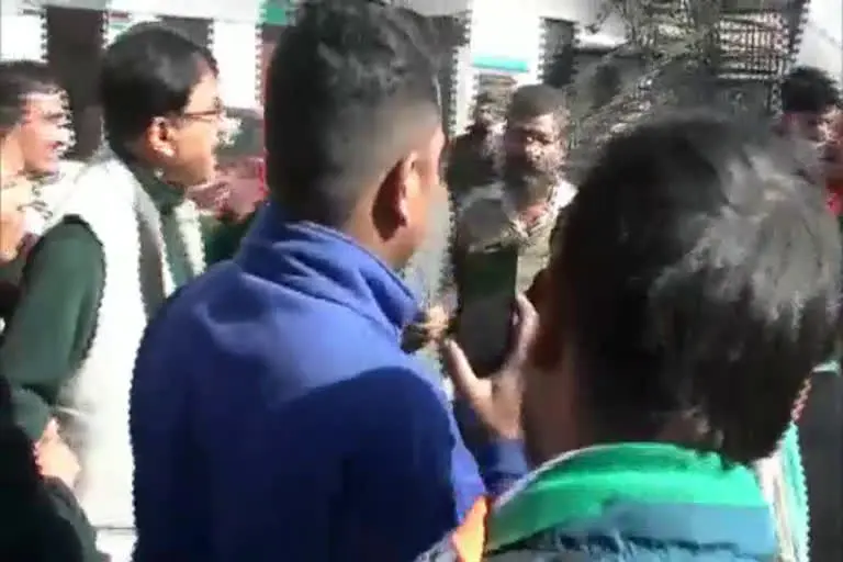 उत्‍तराखंड ब्रेकिंग न्यूज़ : उत्तराखंड में थम नहीं रहा है बवाल, अब कांग्रेस कार्यालय में भी हाथापाई, रावत-राजेंद्र समर्थक भिड़े