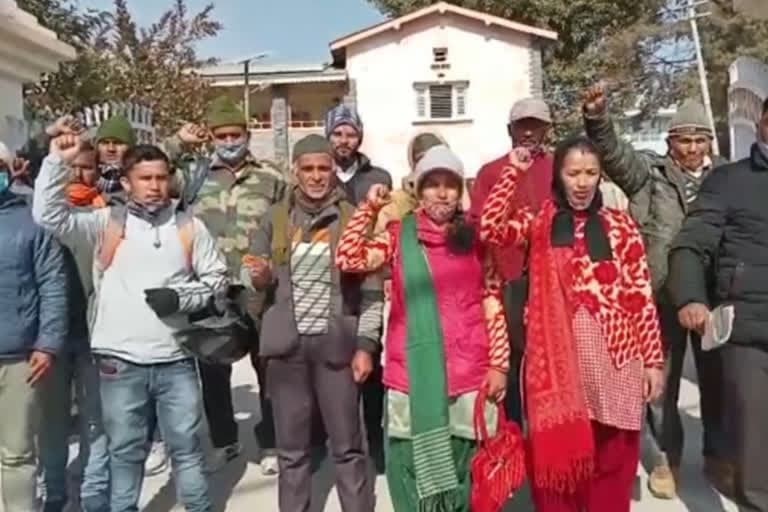 उत्‍तराखंड न्यूज़ : सड़क की मांग को लेकर ग्रामीण मुखर, चुनाव के बहिष्कार की दी चेतावनी