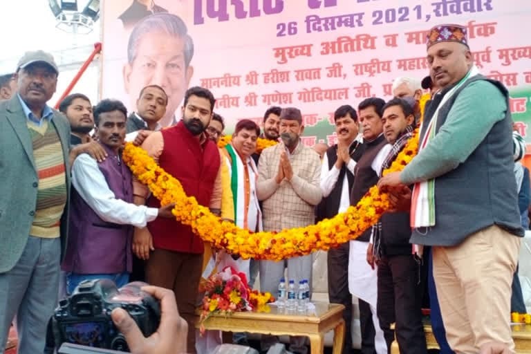 उत्‍तराखंड न्यूज़ : पत्रकार को साहेब सिंह सैनी के समर्थकों ने पीटा, धरने पर बैठी पहली पत्नी को लेकर हरदा से पूछा था सवाल