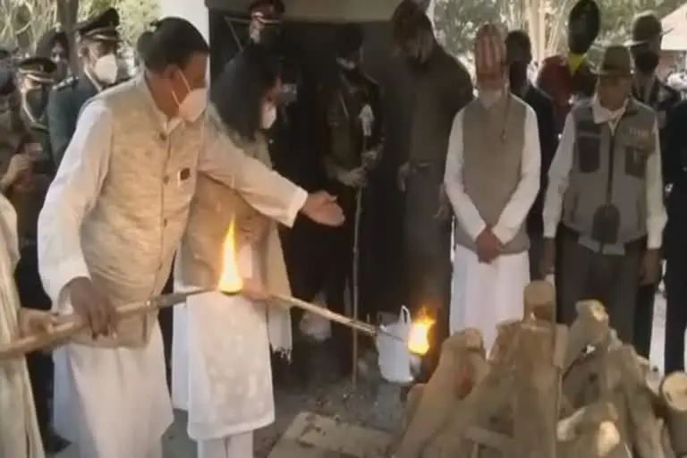 सीडीएस रावत ब्रेकिंग न्यूज़ : सीडीएस रावत पंचतत्व में विलीन हुए , बेटियों ने दी मुखाग्नि , 17 तोपों की सलामी