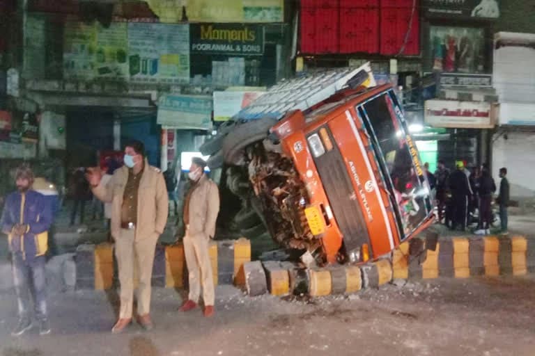 उत्‍तराखंड न्यूज़ : हल्द्वानी में ट्रक डिवाइडर से टकराया , क्षतिग्रस्त कार